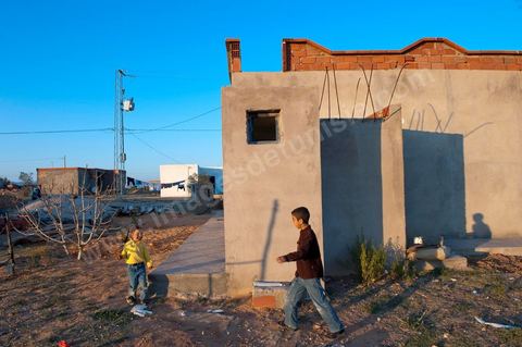 Mohamend Ayoun habite, vit et travaille à Regueb une ville à 30 km de Sidi Bouzid. Regueb a été à l'origine et au coeur des émeutes, mouvemenstd e protestations pour la démocratie et où la population a connu de très forts affrontements avec la police du régime de Ben Ali provocant 7 morts et une cinquantaine de blessés. Mohamed ancien combattant pendant 20 ans au Liban et en Palestine, il est revenu chez lui à Regueb où il a fondé sa famille et travaille comme ouvrier agricole saisonnier. Son expérience de revolutionnaire dasn le monde arabe ont fait de lui un maître et de cette révolution populaire tunsienne dasn sa ville, encadrant et soutenant cette jeunesse à la source de la révolte. Rencontré lors de la Caravane de la Libération à la place de la Kasbah de Tunis où pendant son sitin de 6 jours il a fait la grève de la faim pour obtenir le départ des ex Ben Ali dans le premier gouvernement de la transition. Quelques jours plus tard, je retrouve Mohamed à Regueb et passe 2 jours à la rencontre de sa vie et des gens de ces régions.