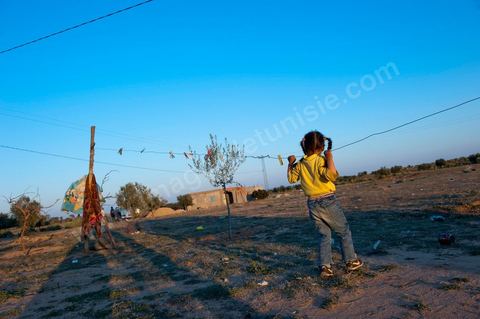 Mohamend Ayoun habite, vit et travaille à Regueb une ville à 30 km de Sidi Bouzid. Regueb a été à l'origine et au coeur des émeutes, mouvemenstd e protestations pour la démocratie et où la population a connu de très forts affrontements avec la police du régime de Ben Ali provocant 7 morts et une cinquantaine de blessés. Mohamed ancien combattant pendant 20 ans au Liban et en Palestine, il est revenu chez lui à Regueb où il a fondé sa famille et travaille comme ouvrier agricole saisonnier. Son expérience de revolutionnaire dasn le monde arabe ont fait de lui un maître et de cette révolution populaire tunsienne dasn sa ville, encadrant et soutenant cette jeunesse à la source de la révolte. Rencontré lors de la Caravane de la Libération à la place de la Kasbah de Tunis où pendant son sitin de 6 jours il a fait la grève de la faim pour obtenir le départ des ex Ben Ali dans le premier gouvernement de la transition. Quelques jours plus tard, je retrouve Mohamed à Regueb et passe 2 jours à la rencontre de sa vie et des gens de ces régions.