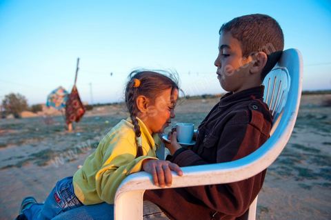 Mohamend Ayoun habite, vit et travaille à Regueb une ville à 30 km de Sidi Bouzid. Regueb a été à l'origine et au coeur des émeutes, mouvemenstd e protestations pour la démocratie et où la population a connu de très forts affrontements avec la police du régime de Ben Ali provocant 7 morts et une cinquantaine de blessés. Mohamed ancien combattant pendant 20 ans au Liban et en Palestine, il est revenu chez lui à Regueb où il a fondé sa famille et travaille comme ouvrier agricole saisonnier. Son expérience de revolutionnaire dasn le monde arabe ont fait de lui un maître et de cette révolution populaire tunsienne dasn sa ville, encadrant et soutenant cette jeunesse à la source de la révolte. Rencontré lors de la Caravane de la Libération à la place de la Kasbah de Tunis où pendant son sitin de 6 jours il a fait la grève de la faim pour obtenir le départ des ex Ben Ali dans le premier gouvernement de la transition. Quelques jours plus tard, je retrouve Mohamed à Regueb et passe 2 jours à la rencontre de sa vie et des gens de ces régions.