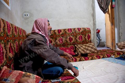 Mohamend Ayoun habite, vit et travaille à Regueb une ville à 30 km de Sidi Bouzid. Regueb a été à l'origine et au coeur des émeutes, mouvemenstd e protestations pour la démocratie et où la population a connu de très forts affrontements avec la police du régime de Ben Ali provocant 7 morts et une cinquantaine de blessés. Mohamed ancien combattant pendant 20 ans au Liban et en Palestine, il est revenu chez lui à Regueb où il a fondé sa famille et travaille comme ouvrier agricole saisonnier. Son expérience de revolutionnaire dasn le monde arabe ont fait de lui un maître et de cette révolution populaire tunsienne dasn sa ville, encadrant et soutenant cette jeunesse à la source de la révolte. Rencontré lors de la Caravane de la Libération à la place de la Kasbah de Tunis où pendant son sitin de 6 jours il a fait la grève de la faim pour obtenir le départ des ex Ben Ali dans le premier gouvernement de la transition. Quelques jours plus tard, je retrouve Mohamed à Regueb et passe 2 jours à la rencontre de sa vie et des gens de ces régions.