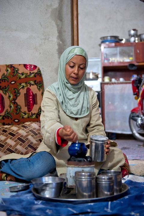 Mohamend Ayoun habite, vit et travaille à Regueb une ville à 30 km de Sidi Bouzid. Regueb a été à l'origine et au coeur des émeutes, mouvemenstd e protestations pour la démocratie et où la population a connu de très forts affrontements avec la police du régime de Ben Ali provocant 7 morts et une cinquantaine de blessés. Mohamed ancien combattant pendant 20 ans au Liban et en Palestine, il est revenu chez lui à Regueb où il a fondé sa famille et travaille comme ouvrier agricole saisonnier. Son expérience de revolutionnaire dasn le monde arabe ont fait de lui un maître et de cette révolution populaire tunsienne dasn sa ville, encadrant et soutenant cette jeunesse à la source de la révolte. Rencontré lors de la Caravane de la Libération à la place de la Kasbah de Tunis où pendant son sitin de 6 jours il a fait la grève de la faim pour obtenir le départ des ex Ben Ali dans le premier gouvernement de la transition. Quelques jours plus tard, je retrouve Mohamed à Regueb et passe 2 jours à la rencontre de sa vie et des gens de ces régions.