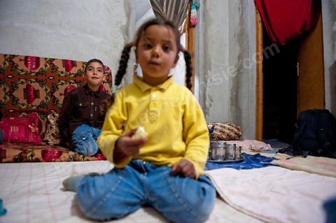 Mohamend Ayoun habite, vit et travaille à Regueb une ville à 30 km de Sidi Bouzid. Regueb a été à l'origine et au coeur des émeutes, mouvemenstd e protestations pour la démocratie et où la population a connu de très forts affrontements avec la police du régime de Ben Ali provocant 7 morts et une cinquantaine de blessés. Mohamed ancien combattant pendant 20 ans au Liban et en Palestine, il est revenu chez lui à Regueb où il a fondé sa famille et travaille comme ouvrier agricole saisonnier. Son expérience de revolutionnaire dasn le monde arabe ont fait de lui un maître et de cette révolution populaire tunsienne dasn sa ville, encadrant et soutenant cette jeunesse à la source de la révolte. Rencontré lors de la Caravane de la Libération à la place de la Kasbah de Tunis où pendant son sitin de 6 jours il a fait la grève de la faim pour obtenir le départ des ex Ben Ali dans le premier gouvernement de la transition. Quelques jours plus tard, je retrouve Mohamed à Regueb et passe 2 jours à la rencontre de sa vie et des gens de ces régions.