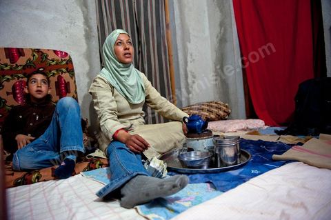 Mohamend Ayoun habite, vit et travaille à Regueb une ville à 30 km de Sidi Bouzid. Regueb a été à l'origine et au coeur des émeutes, mouvemenstd e protestations pour la démocratie et où la population a connu de très forts affrontements avec la police du régime de Ben Ali provocant 7 morts et une cinquantaine de blessés. Mohamed ancien combattant pendant 20 ans au Liban et en Palestine, il est revenu chez lui à Regueb où il a fondé sa famille et travaille comme ouvrier agricole saisonnier. Son expérience de revolutionnaire dasn le monde arabe ont fait de lui un maître et de cette révolution populaire tunsienne dasn sa ville, encadrant et soutenant cette jeunesse à la source de la révolte. Rencontré lors de la Caravane de la Libération à la place de la Kasbah de Tunis où pendant son sitin de 6 jours il a fait la grève de la faim pour obtenir le départ des ex Ben Ali dans le premier gouvernement de la transition. Quelques jours plus tard, je retrouve Mohamed à Regueb et passe 2 jours à la rencontre de sa vie et des gens de ces régions.