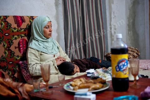 Mohamend Ayoun habite, vit et travaille à Regueb une ville à 30 km de Sidi Bouzid. Regueb a été à l'origine et au coeur des émeutes, mouvemenstd e protestations pour la démocratie et où la population a connu de très forts affrontements avec la police du régime de Ben Ali provocant 7 morts et une cinquantaine de blessés. Mohamed ancien combattant pendant 20 ans au Liban et en Palestine, il est revenu chez lui à Regueb où il a fondé sa famille et travaille comme ouvrier agricole saisonnier. Son expérience de revolutionnaire dasn le monde arabe ont fait de lui un maître et de cette révolution populaire tunsienne dasn sa ville, encadrant et soutenant cette jeunesse à la source de la révolte. Rencontré lors de la Caravane de la Libération à la place de la Kasbah de Tunis où pendant son sitin de 6 jours il a fait la grève de la faim pour obtenir le départ des ex Ben Ali dans le premier gouvernement de la transition. Quelques jours plus tard, je retrouve Mohamed à Regueb et passe 2 jours à la rencontre de sa vie et des gens de ces régions.