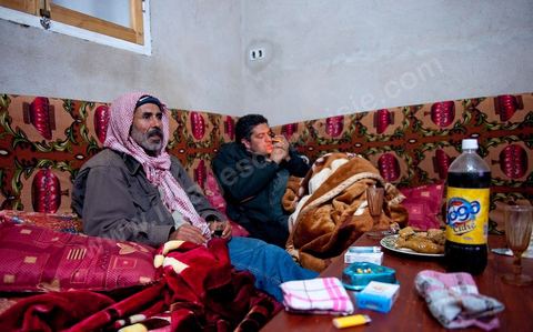 Mohamend Ayoun habite, vit et travaille à Regueb une ville à 30 km de Sidi Bouzid. Regueb a été à l'origine et au coeur des émeutes, mouvemenstd e protestations pour la démocratie et où la population a connu de très forts affrontements avec la police du régime de Ben Ali provocant 7 morts et une cinquantaine de blessés. Mohamed ancien combattant pendant 20 ans au Liban et en Palestine, il est revenu chez lui à Regueb où il a fondé sa famille et travaille comme ouvrier agricole saisonnier. Son expérience de revolutionnaire dasn le monde arabe ont fait de lui un maître et de cette révolution populaire tunsienne dasn sa ville, encadrant et soutenant cette jeunesse à la source de la révolte. Rencontré lors de la Caravane de la Libération à la place de la Kasbah de Tunis où pendant son sitin de 6 jours il a fait la grève de la faim pour obtenir le départ des ex Ben Ali dans le premier gouvernement de la transition. Quelques jours plus tard, je retrouve Mohamed à Regueb et passe 2 jours à la rencontre de sa vie et des gens de ces régions.