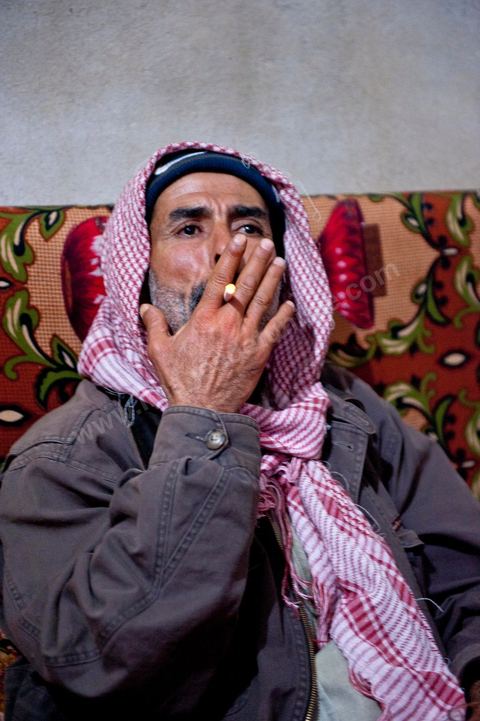 Mohamend Ayoun habite, vit et travaille à Regueb une ville à 30 km de Sidi Bouzid. Regueb a été à l'origine et au coeur des émeutes, mouvemenstd e protestations pour la démocratie et où la population a connu de très forts affrontements avec la police du régime de Ben Ali provocant 7 morts et une cinquantaine de blessés. Mohamed ancien combattant pendant 20 ans au Liban et en Palestine, il est revenu chez lui à Regueb où il a fondé sa famille et travaille comme ouvrier agricole saisonnier. Son expérience de revolutionnaire dasn le monde arabe ont fait de lui un maître et de cette révolution populaire tunsienne dasn sa ville, encadrant et soutenant cette jeunesse à la source de la révolte. Rencontré lors de la Caravane de la Libération à la place de la Kasbah de Tunis où pendant son sitin de 6 jours il a fait la grève de la faim pour obtenir le départ des ex Ben Ali dans le premier gouvernement de la transition. Quelques jours plus tard, je retrouve Mohamed à Regueb et passe 2 jours à la rencontre de sa vie et des gens de ces régions.