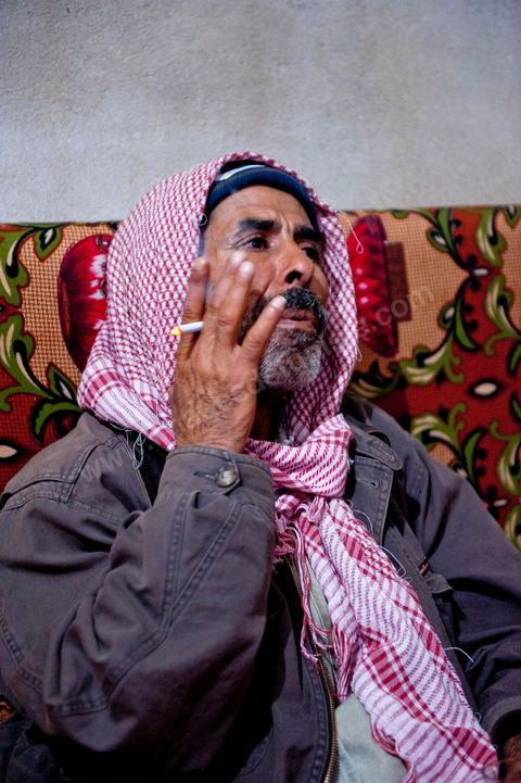 Mohamend Ayoun habite, vit et travaille à Regueb une ville à 30 km de Sidi Bouzid. Regueb a été à l'origine et au coeur des émeutes, mouvemenstd e protestations pour la démocratie et où la population a connu de très forts affrontements avec la police du régime de Ben Ali provocant 7 morts et une cinquantaine de blessés. Mohamed ancien combattant pendant 20 ans au Liban et en Palestine, il est revenu chez lui à Regueb où il a fondé sa famille et travaille comme ouvrier agricole saisonnier. Son expérience de revolutionnaire dasn le monde arabe ont fait de lui un maître et de cette révolution populaire tunsienne dasn sa ville, encadrant et soutenant cette jeunesse à la source de la révolte. Rencontré lors de la Caravane de la Libération à la place de la Kasbah de Tunis où pendant son sitin de 6 jours il a fait la grève de la faim pour obtenir le départ des ex Ben Ali dans le premier gouvernement de la transition. Quelques jours plus tard, je retrouve Mohamed à Regueb et passe 2 jours à la rencontre de sa vie et des gens de ces régions.