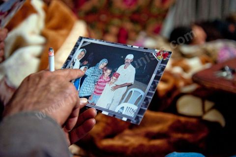Mohamend Ayoun habite, vit et travaille à Regueb une ville à 30 km de Sidi Bouzid. Regueb a été à l'origine et au coeur des émeutes, mouvemenstd e protestations pour la démocratie et où la population a connu de très forts affrontements avec la police du régime de Ben Ali provocant 7 morts et une cinquantaine de blessés. Mohamed ancien combattant pendant 20 ans au Liban et en Palestine, il est revenu chez lui à Regueb où il a fondé sa famille et travaille comme ouvrier agricole saisonnier. Son expérience de revolutionnaire dasn le monde arabe ont fait de lui un maître et de cette révolution populaire tunsienne dasn sa ville, encadrant et soutenant cette jeunesse à la source de la révolte. Rencontré lors de la Caravane de la Libération à la place de la Kasbah de Tunis où pendant son sitin de 6 jours il a fait la grève de la faim pour obtenir le départ des ex Ben Ali dans le premier gouvernement de la transition. Quelques jours plus tard, je retrouve Mohamed à Regueb et passe 2 jours à la rencontre de sa vie et des gens de ces régions.