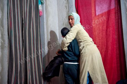 Mohamend Ayoun habite, vit et travaille à Regueb une ville à 30 km de Sidi Bouzid. Regueb a été à l'origine et au coeur des émeutes, mouvemenstd e protestations pour la démocratie et où la population a connu de très forts affrontements avec la police du régime de Ben Ali provocant 7 morts et une cinquantaine de blessés. Mohamed ancien combattant pendant 20 ans au Liban et en Palestine, il est revenu chez lui à Regueb où il a fondé sa famille et travaille comme ouvrier agricole saisonnier. Son expérience de revolutionnaire dasn le monde arabe ont fait de lui un maître et de cette révolution populaire tunsienne dasn sa ville, encadrant et soutenant cette jeunesse à la source de la révolte. Rencontré lors de la Caravane de la Libération à la place de la Kasbah de Tunis où pendant son sitin de 6 jours il a fait la grève de la faim pour obtenir le départ des ex Ben Ali dans le premier gouvernement de la transition. Quelques jours plus tard, je retrouve Mohamed à Regueb et passe 2 jours à la rencontre de sa vie et des gens de ces régions.