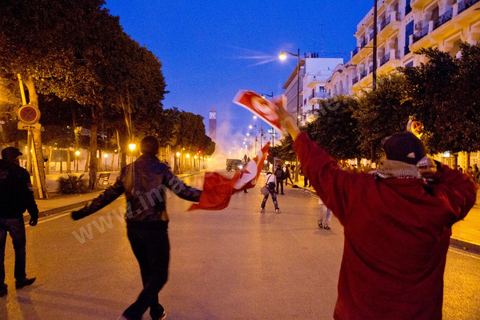 25 février 2011 : émeutiers sur l'avenue Habib Bourguiba, première nuit d'émeutes des jeunes avec la police devant le ministère de l'Intérieur sur l'avenue Habib Bourguiba, les affrontements dureront pendant tout le week end, jets de pierre, incendie de voitures de police, face à la police tir de lacrymo.