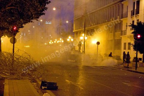 25 février 2011 : émeutiers sur l'avenue Habib Bourguiba, première nuit d'émeutes des jeunes avec la police devant le ministère de l'Intérieur sur l'avenue Habib Bourguiba, les affrontements dureront pendant tout le week end, jets de pierre, incendie de voitures de police, face à la police tir de lacrymo.