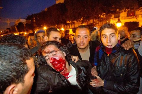 25 février 2011 : émeutiers sur l'avenue Habib Bourguiba, première nuit d'émeutes des jeunes avec la police devant le ministère de l'Intérieur sur l'avenue Habib Bourguiba, les affrontements dureront pendant tout le week end, jets de pierre, incendie de voitures de police, face à la police tir de lacrymo.