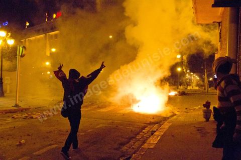 25 février 2011 : émeutiers sur l'avenue Habib Bourguiba, première nuit d'émeutes des jeunes avec la police devant le ministère de l'Intérieur sur l'avenue Habib Bourguiba, les affrontements dureront pendant tout le week end, jets de pierre, incendie de voitures de police, face à la police tir de lacrymo.