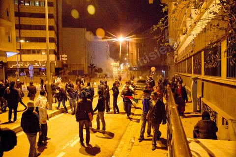 25 février 2011 : émeutiers sur l'avenue Habib Bourguiba, première nuit d'émeutes des jeunes avec la police devant le ministère de l'Intérieur sur l'avenue Habib Bourguiba, les affrontements dureront pendant tout le week end, jets de pierre, incendie de voitures de police, face à la police tir de lacrymo.
