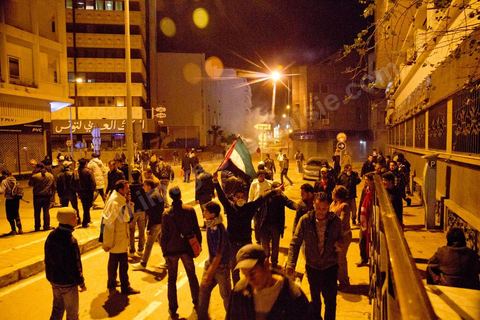 25 février 2011 : émeutiers sur l'avenue Habib Bourguiba, première nuit d'émeutes des jeunes avec la police devant le ministère de l'Intérieur sur l'avenue Habib Bourguiba, les affrontements dureront pendant tout le week end, jets de pierre, incendie de voitures de police, face à la police tir de lacrymo.