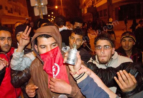 25 février 2011 : émeutiers sur l'avenue Habib Bourguiba, première nuit d'émeutes des jeunes avec la police devant le ministère de l'Intérieur sur l'avenue Habib Bourguiba, les affrontements dureront pendant tout le week end, jets de pierre, incendie de voitures de police, face à la police tir de lacrymo.
