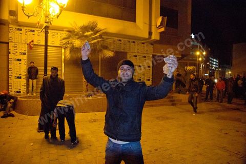 25 février 2011 : émeutiers sur l'avenue Habib Bourguiba, première nuit d'émeutes des jeunes avec la police devant le ministère de l'Intérieur sur l'avenue Habib Bourguiba, les affrontements dureront pendant tout le week end, jets de pierre, incendie de voitures de police, face à la police tir de lacrymo.