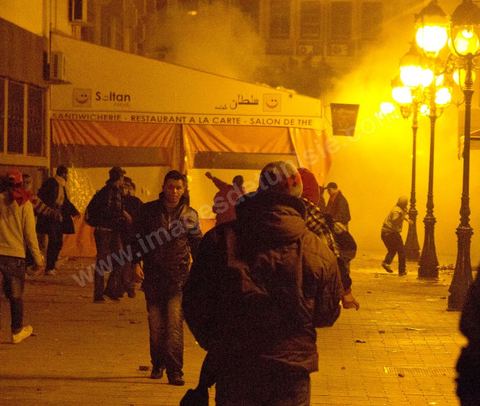 25 février 2011 : émeutiers sur l'avenue Habib Bourguiba, première nuit d'émeutes des jeunes avec la police devant le ministère de l'Intérieur sur l'avenue Habib Bourguiba, les affrontements dureront pendant tout le week end, jets de pierre, incendie de voitures de police, face à la police tir de lacrymo.