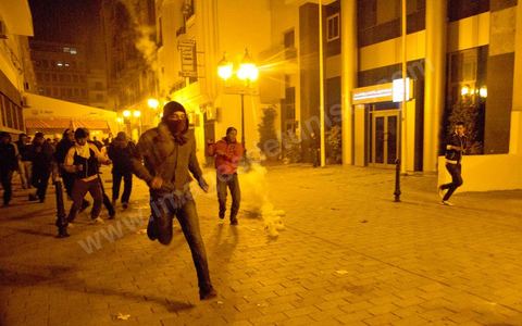 25 février 2011 : émeutiers sur l'avenue Habib Bourguiba, première nuit d'émeutes des jeunes avec la police devant le ministère de l'Intérieur sur l'avenue Habib Bourguiba, les affrontements dureront pendant tout le week end, jets de pierre, incendie de voitures de police, face à la police tir de lacrymo.