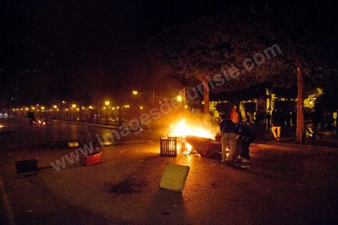 25 février 2011 : émeutiers sur l'avenue Habib Bourguiba, première nuit d'émeutes des jeunes avec la police devant le ministère de l'Intérieur sur l'avenue Habib Bourguiba, les affrontements dureront pendant tout le week end, jets de pierre, incendie de voitures de police, face à la police tir de lacrymo.