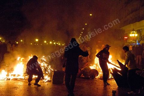 25 février 2011 : émeutiers sur l'avenue Habib Bourguiba, première nuit d'émeutes des jeunes avec la police devant le ministère de l'Intérieur sur l'avenue Habib Bourguiba, les affrontements dureront pendant tout le week end, jets de pierre, incendie de voitures de police, face à la police tir de lacrymo.
