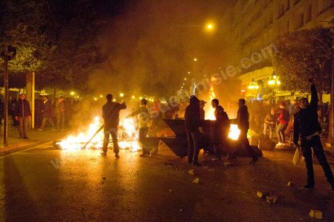 25 février 2011 : émeutiers sur l'avenue Habib Bourguiba, première nuit d'émeutes des jeunes avec la police devant le ministère de l'Intérieur sur l'avenue Habib Bourguiba, les affrontements dureront pendant tout le week end, jets de pierre, incendie de voitures de police, face à la police tir de lacrymo.