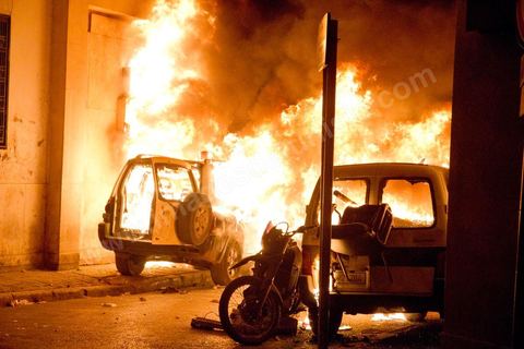 25 février 2011 : émeutiers sur l'avenue Habib Bourguiba, première nuit d'émeutes des jeunes avec la police devant le ministère de l'Intérieur sur l'avenue Habib Bourguiba, les affrontements dureront pendant tout le week end, jets de pierre, incendie de voitures de police, face à la police tir de lacrymo.