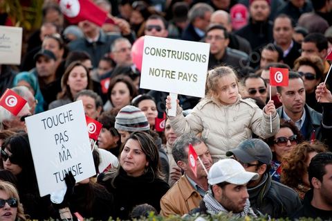 2 mars : chaque jour de cette semaine, un rassemblement a lieu à partir de 17 h à la coupole d'El Menzah dans les quartiers chics de Tunis. L'objectif du rassemblement, un appel au retour au travail, au calme et à la sécurité pour présevrer l'économie et la stabilité de la Tunisie. Discours : respects de la révolution, reconstruction du pays , et dégage RCD et Jrad (UGTT°.