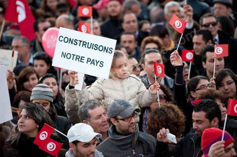 2 mars : chaque jour de cette semaine, un rassemblement a lieu à partir de 17 h à la coupole d'El Menzah dans les quartiers chics de Tunis. L'objectif du rassemblement, un appel au retour au travail, au calme et à la sécurité pour présevrer l'économie et la stabilité de la Tunisie. Discours : respects de la révolution, reconstruction du pays , et dégage RCD et Jrad (UGTT°.