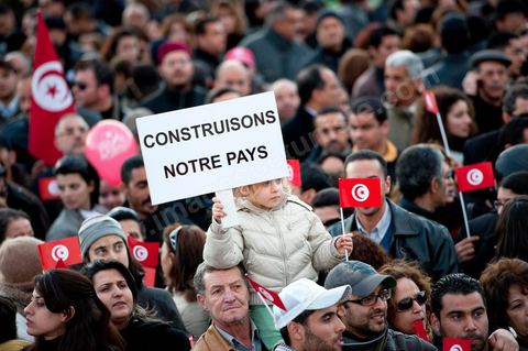 2 mars : chaque jour de cette semaine, un rassemblement a lieu à partir de 17 h à la coupole d'El Menzah dans les quartiers chics de Tunis. L'objectif du rassemblement, un appel au retour au travail, au calme et à la sécurité pour présevrer l'économie et la stabilité de la Tunisie. Discours : respects de la révolution, reconstruction du pays , et dégage RCD et Jrad (UGTT°.