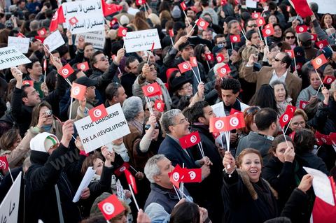 2 mars : chaque jour de cette semaine, un rassemblement a lieu à partir de 17 h à la coupole d'El Menzah dans les quartiers chics de Tunis. L'objectif du rassemblement, un appel au retour au travail, au calme et à la sécurité pour présevrer l'économie et la stabilité de la Tunisie. Discours : respects de la révolution, reconstruction du pays , et dégage RCD et Jrad (UGTT°.