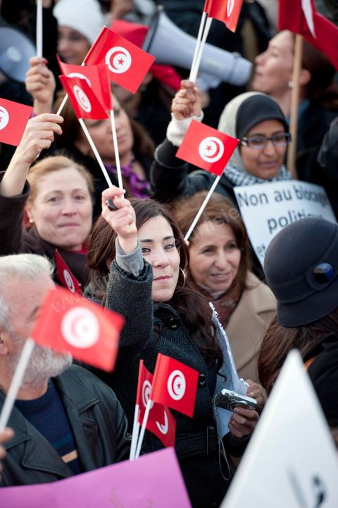 2 mars : chaque jour de cette semaine, un rassemblement a lieu à partir de 17 h à la coupole d'El Menzah dans les quartiers chics de Tunis. L'objectif du rassemblement, un appel au retour au travail, au calme et à la sécurité pour présevrer l'économie et la stabilité de la Tunisie. Discours : respects de la révolution, reconstruction du pays , et dégage RCD et Jrad (UGTT°.