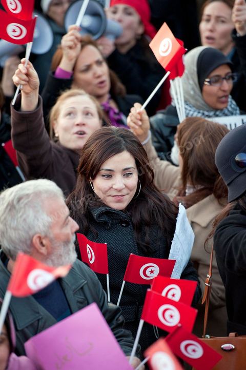 2 mars : chaque jour de cette semaine, un rassemblement a lieu à partir de 17 h à la coupole d'El Menzah dans les quartiers chics de Tunis. L'objectif du rassemblement, un appel au retour au travail, au calme et à la sécurité pour présevrer l'économie et la stabilité de la Tunisie. Discours : respects de la révolution, reconstruction du pays , et dégage RCD et Jrad (UGTT°.