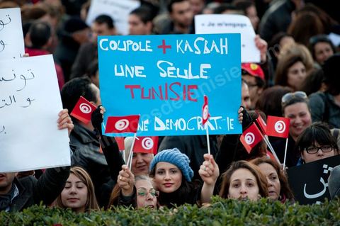 2 mars : chaque jour de cette semaine, un rassemblement a lieu à partir de 17 h à la coupole d'El Menzah dans les quartiers chics de Tunis. L'objectif du rassemblement, un appel au retour au travail, au calme et à la sécurité pour présevrer l'économie et la stabilité de la Tunisie. Discours : respects de la révolution, reconstruction du pays , et dégage RCD et Jrad (UGTT°.