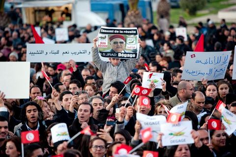 2 mars : chaque jour de cette semaine, un rassemblement a lieu à partir de 17 h à la coupole d'El Menzah dans les quartiers chics de Tunis. L'objectif du rassemblement, un appel au retour au travail, au calme et à la sécurité pour présevrer l'économie et la stabilité de la Tunisie. Discours : respects de la révolution, reconstruction du pays , et dégage RCD et Jrad (UGTT°.