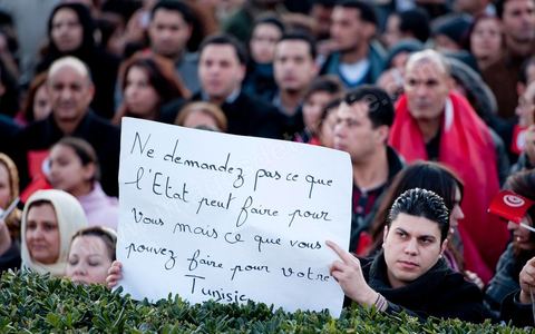 2 mars : chaque jour de cette semaine, un rassemblement a lieu à partir de 17 h à la coupole d'El Menzah dans les quartiers chics de Tunis. L'objectif du rassemblement, un appel au retour au travail, au calme et à la sécurité pour présevrer l'économie et la stabilité de la Tunisie. Discours : respects de la révolution, reconstruction du pays , et dégage RCD et Jrad (UGTT°.