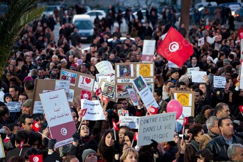 2 mars : chaque jour de cette semaine, un rassemblement a lieu à partir de 17 h à la coupole d'El Menzah dans les quartiers chics de Tunis. L'objectif du rassemblement, un appel au retour au travail, au calme et à la sécurité pour présevrer l'économie et la stabilité de la Tunisie. Discours : respects de la révolution, reconstruction du pays , et dégage RCD et Jrad (UGTT°.