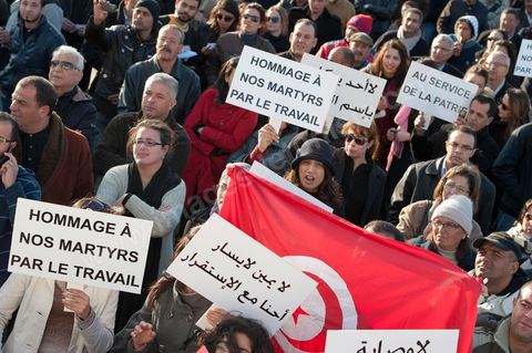 2 mars : chaque jour de cette semaine, un rassemblement a lieu à partir de 17 h à la coupole d'El Menzah dans les quartiers chics de Tunis. L'objectif du rassemblement, un appel au retour au travail, au calme et à la sécurité pour présevrer l'économie et la stabilité de la Tunisie. Discours : respects de la révolution, reconstruction du pays , et dégage RCD et Jrad (UGTT°.