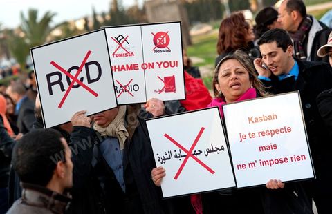 2 mars : chaque jour de cette semaine, un rassemblement a lieu à partir de 17 h à la coupole d'El Menzah dans les quartiers chics de Tunis. L'objectif du rassemblement, un appel au retour au travail, au calme et à la sécurité pour présevrer l'économie et la stabilité de la Tunisie. Discours : respects de la révolution, reconstruction du pays , et dégage RCD et Jrad (UGTT°.