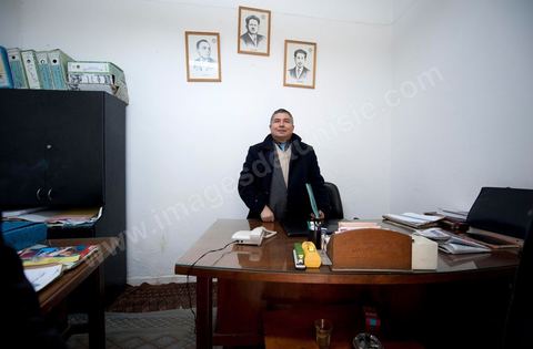 12 mars 2011 : Un membre de l'UGGT dans son bureau nous présente les portraits historiques des grands syndicalistes et fondateurs de l'UGTT. Au coeur de l'UGTT (Union Générale Tunisienne du Travail), siège historique de la Place Mohamed Ali à Tunis.