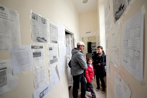 12 mars 2011 : Un syndicaliste, enseignant du secondaire) avec ses deux filles vient s'informer des nouvelles dans les bureaux de la section de la Fédération Générale de l'Enseignement primaire et secondaire. Au coeur de l'UGTT (Union Générale Tunisienne du Travail), siège historique de la Place Mohamed Ali à Tunis.