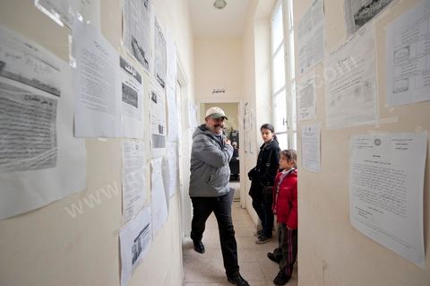 12 mars 2011 : Un syndicaliste, enseignant du secondaire) avec ses deux filles vient s'informer des nouvelles dans les bureaux de la section de la Fédération Générale de l'Enseignement primaire et secondaire. Au coeur de l'UGTT (Union Générale Tunisienne du Travail), siège historique de la Place Mohamed Ali à Tunis.