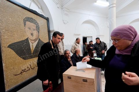 March 12, 2011: In the Rotonde’s main hall, under the watchful eye of Farhat Hached (a giant portrait) at the UGTT headquarters, a meeting of union members from a private construction company, SBF, to establish the SBF shop-floor union and elect union representatives through a vote by UGTT/SBF members. The vote was supervised by the Tunis Regional Office, chaired here by Mr. Amor Bouderbala, a member of the UGGT Tunis Executive Board. Seventeen UGTT/SBF union representatives are running for seven elected positions. At the heart of the UGTT (Tunisian General Labor Union), at its historic headquarters on Mohamed Ali Square in Tunis.