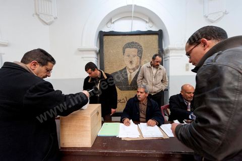 March 12, 2011: In the Rotonde’s main hall, under the watchful eye of Farhat Hached (a giant portrait) at the UGTT headquarters, a meeting of union members from a private construction company, SBF, to establish the SBF shop-floor union and elect union representatives through a vote by UGTT/SBF members. The vote was supervised by the Tunis Regional Office, chaired here by Mr. Amor Bouderbala, a member of the UGGT Tunis Executive Board. Seventeen UGTT/SBF union representatives are running for seven elected positions. At the heart of the UGTT (Tunisian General Labor Union), at its historic headquarters on Mohamed Ali Square in Tunis.