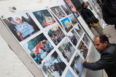 12 mars 2011 : Accrochage d'une exposition photos sur les femmes au coeur de la Révolution Tunisienne sur les murs de la facade du bâtiment historique de l'UGTT. Au coeur de l'UGTT (Union Générale Tunisienne du Travail), siège historique de la Place Mohamed Ali à Tunis.