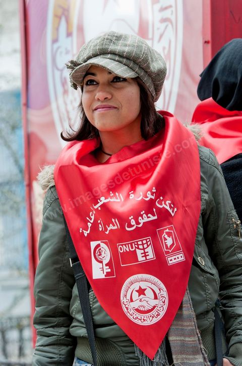 12 mars 2011 : Place Mohammed Ali les femmes se rassemblent et préparent leur marche dans le cadre de la Journée Mondiale de la Femme. Cette marche pour l'égalité et la citoyenneté des femmes est organisée par le Comité National de la Femme Travailleuse du Département Femmes, Jeunes Travailleurs et Association de l'UGTT. Au coeur de l'UGTT (Union Générale Tunisienne du Travail), siège historique de la Place Mohamed Ali à Tunis.
