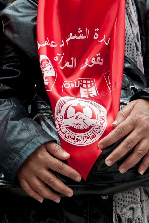 12 mars 2011 : Place Mohammed Ali les femmes se rassemblent et préparent leur marche dans le cadre de la Journée Mondiale de la Femme. Cette marche pour l'égalité et la citoyenneté des femmes est organisée par le Comité National de la Femme Travailleuse du Département Femmes, Jeunes Travailleurs et Association de l'UGTT. Au coeur de l'UGTT (Union Générale Tunisienne du Travail), siège historique de la Place Mohamed Ali à Tunis.