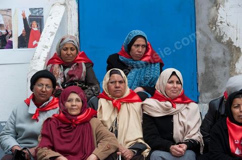 12 mars 2011 : Place Mohammed Ali les femmes se rassemblent et préparent leur marche dans le cadre de la Journée Mondiale de la Femme. Cette marche pour l'égalité et la citoyenneté des femmes est organisée par le Comité National de la Femme Travailleuse du Département Femmes, Jeunes Travailleurs et Association de l'UGTT. Au coeur de l'UGTT (Union Générale Tunisienne du Travail), siège historique de la Place Mohamed Ali à Tunis.