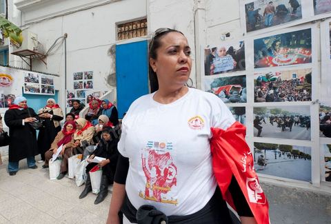 12 mars 2011 : Place Mohammed Ali les femmes se rassemblent et préparent leur marche dans le cadre de la Journée Mondiale de la Femme. Cette marche pour l'égalité et la citoyenneté des femmes est organisée par le Comité National de la Femme Travailleuse du Département Femmes, Jeunes Travailleurs et Association de l'UGTT. Au coeur de l'UGTT (Union Générale Tunisienne du Travail), siège historique de la Place Mohamed Ali à Tunis.