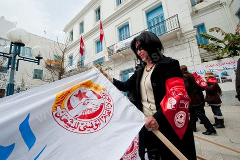 12 mars 2011 : Place Mohammed Ali les femmes se rassemblent et préparent leur marche dans le cadre de la Journée Mondiale de la Femme. Cette marche pour l'égalité et la citoyenneté des femmes est organisée par le Comité National de la Femme Travailleuse du Département Femmes, Jeunes Travailleurs et Association de l'UGTT. Au coeur de l'UGTT (Union Générale Tunisienne du Travail), siège historique de la Place Mohamed Ali à Tunis.